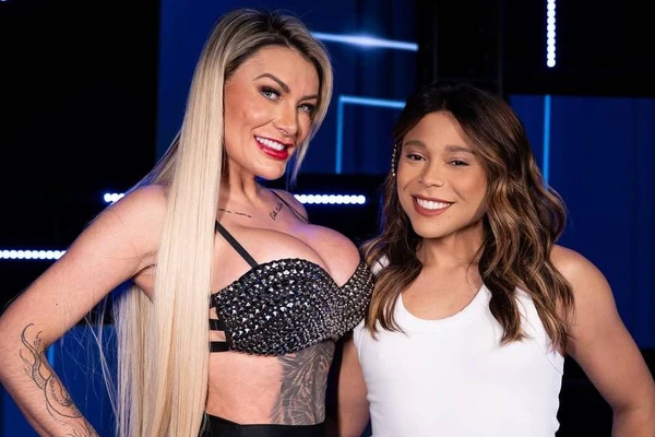 Atual criadora de conteúdo Andressa Urach e a personagem Blogueirinha durante programa de entrevista