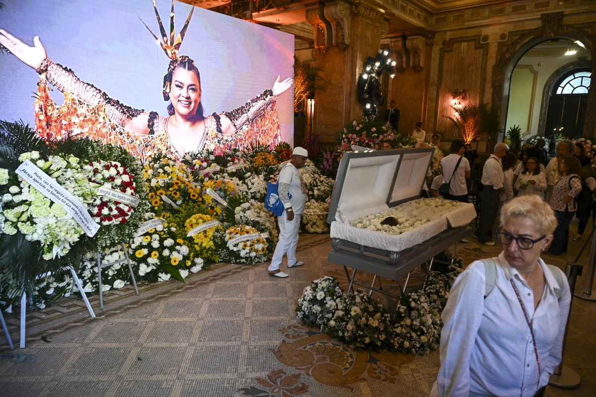 Fãs, amigos e familiares se despedem de Preta Gil, durante o seu velório no Theatro Municipal