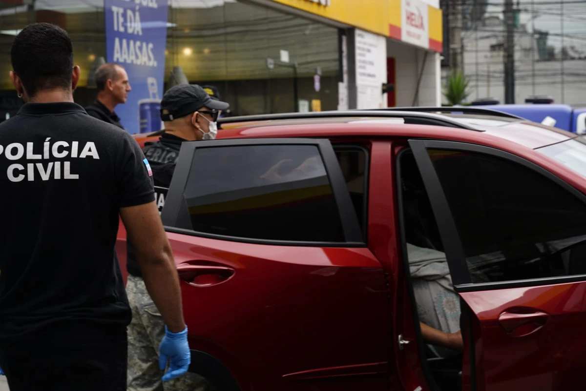 Homem é encontrado morto dentro de carro em posto de combustíveis por Fernando Madeira