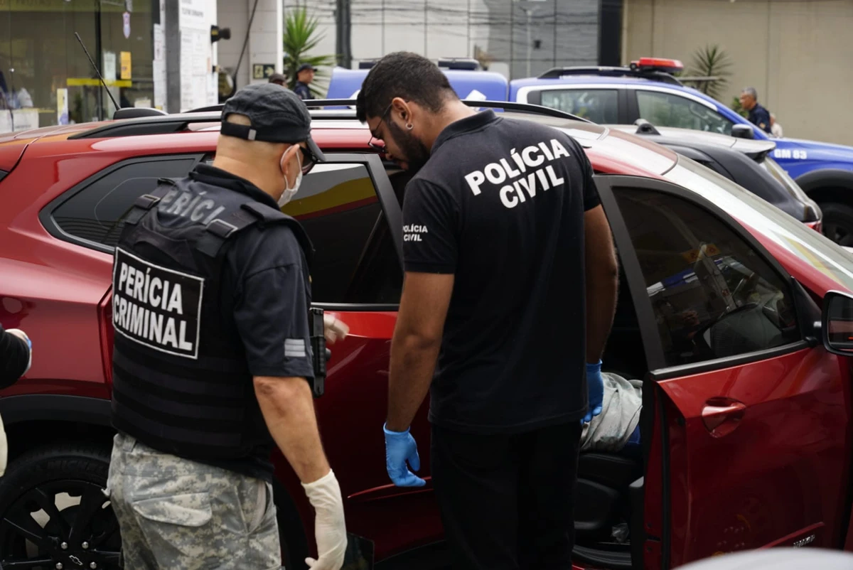Homem é encontrado morto dentro de carro em posto de combustíveis por Fernando Madeira