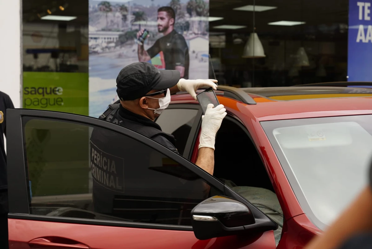 Homem é encontrado morto dentro de carro em posto de combustíveis por Fernando Madeira