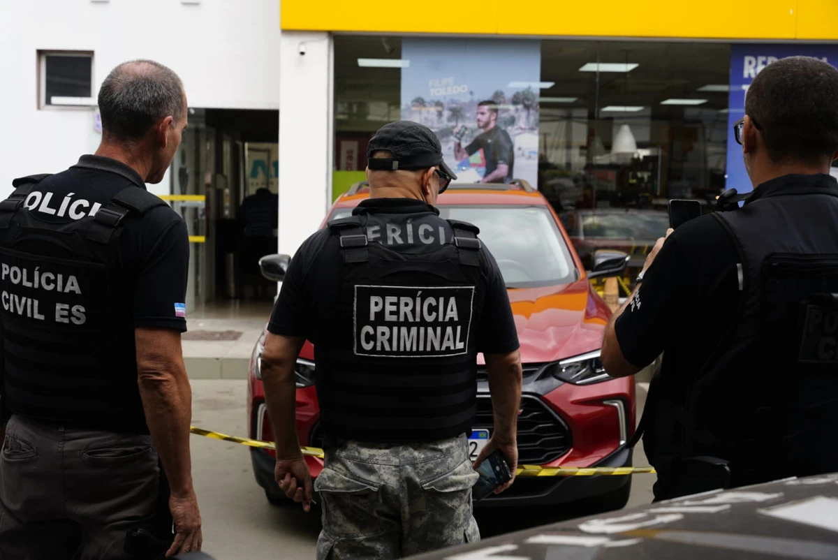 Homem é encontrado morto dentro de carro em posto de combustíveis por Fernando Madeira