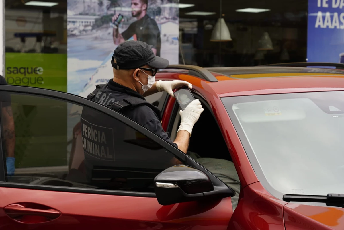 Homem é encontrado morto dentro de carro em posto de combustíveis por Fernando Madeira