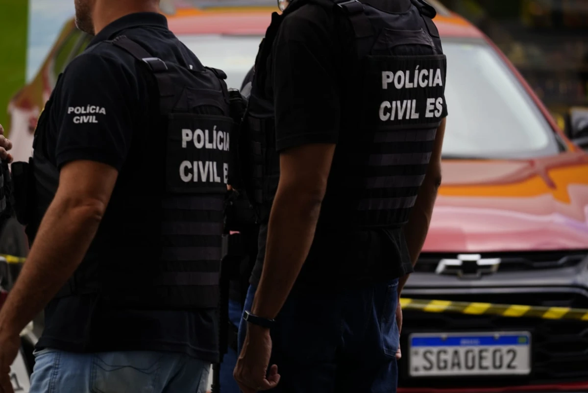 Homem é encontrado morto dentro de carro em posto de combustíveis por Fernando Madeira