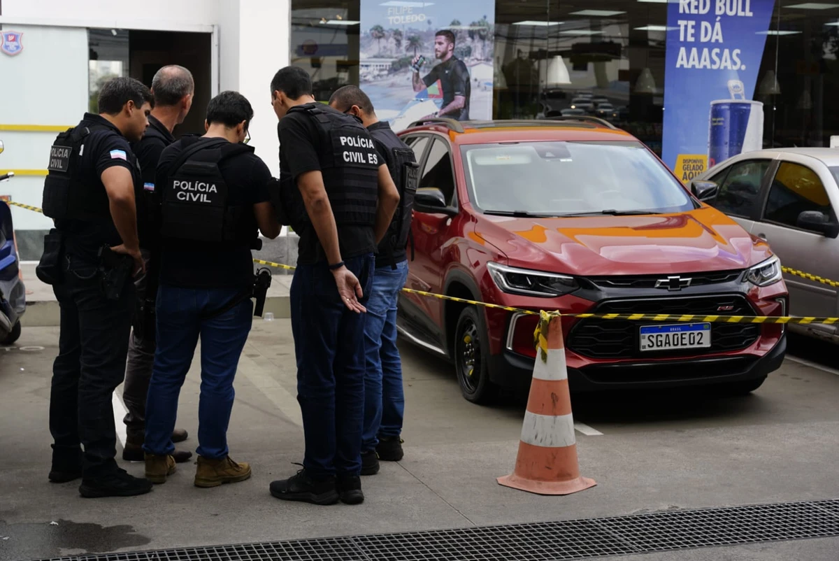 Homem é encontrado morto dentro de carro em posto de combustíveis por Fernando Madeira