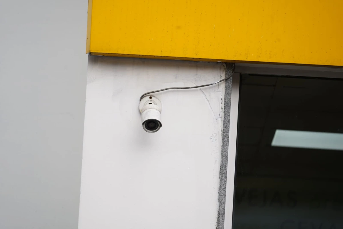 Homem é encontrado morto dentro de carro em posto de combustíveis por Fernando Madeira
