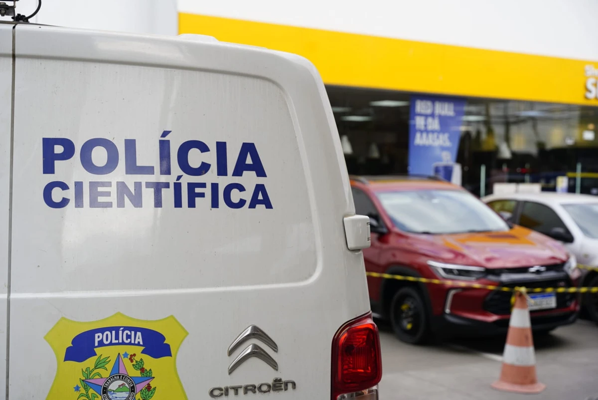 Homem é encontrado morto dentro de carro em posto de combustíveis por Fernando Madeira