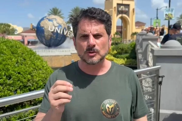 Marcos do Val em parque de Orlando após viagem para os Estados Unidos