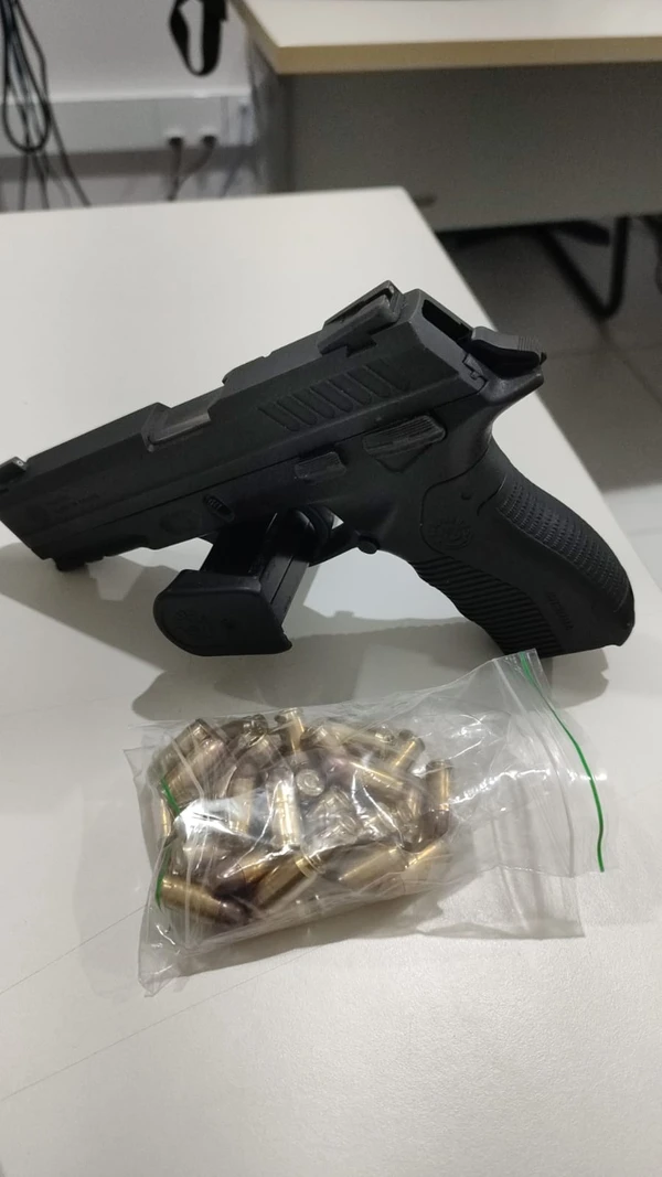 Pistola apreendida com suspeito durante operação da PC em Sooretama por Divulgação/PCES