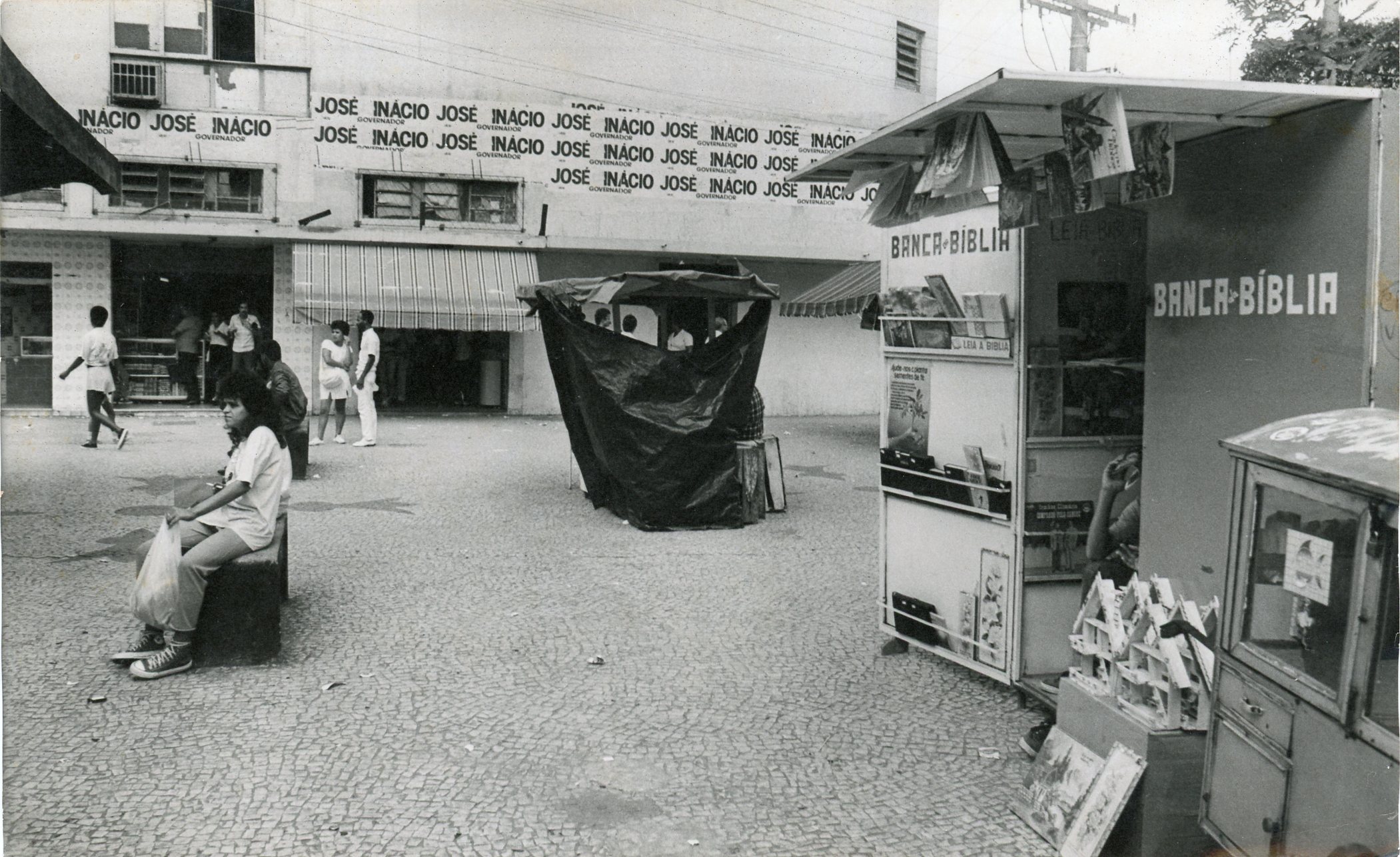Praça em frente ao Ed. Navemar no Centro