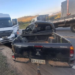 A colisão ocorreu entre uma caminhonete e um caminhão; a vítima, de 78 anos, não resistiu aos ferimentos e morreu no local