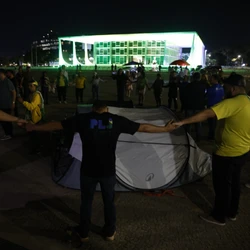 Manifestação protestava contra restrições a Bolsonaro; STF proíbe outros acampamentos no local