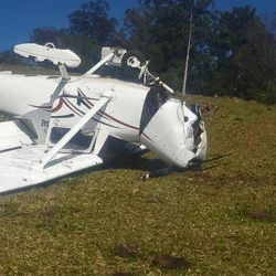 A aeronave, que segundo primeiras informações teve uma pane de motor, parou de cabeça para baixo. Havia apenas o piloto a bordo, que não teve ferimentos graves