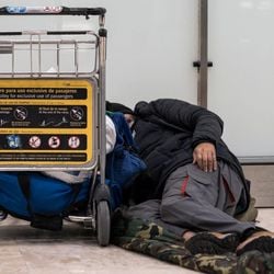 A BBC esteve no aeroporto de Madri-Barajas com vários migrantes latino-americanos que, apesar de terem trabalho, não conseguem pagar um aluguel. Dormiam nos corredores, como tantas outras pessoas sem-teto em Madri, até que lhes foi proibido pernoitar
