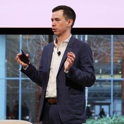 A jornalista da BBC Katty Kay conversou com o escritor americano Kyle Chayka sobre como a sociedade pode estar se encaminhando para o que ele chama de "postagens zero".