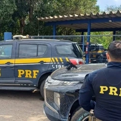 Veículo havia sido furtado um dia antes. Com o motorista, também foram apreendidos mais de R$ 5 mil em dinheiro e munições