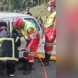 De acordo com a PRF, acidente envolveu quatro veículos, na altura do Km 239, em Fundão. Rodovia precisou ser interditada