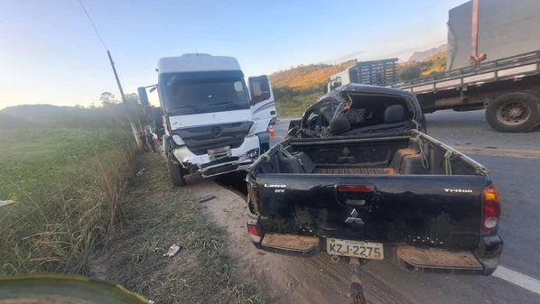 A colisão ocorreu entre uma caminhonete e um caminhão; a vítima, de 78 anos, não resistiu aos ferimentos e morreu no local
