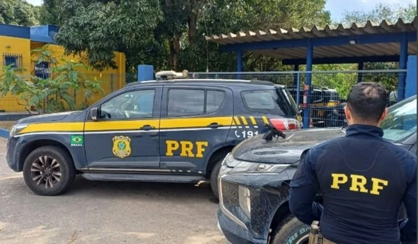 PRF recupera caminhonete roubada e apreende pistola em Linhares