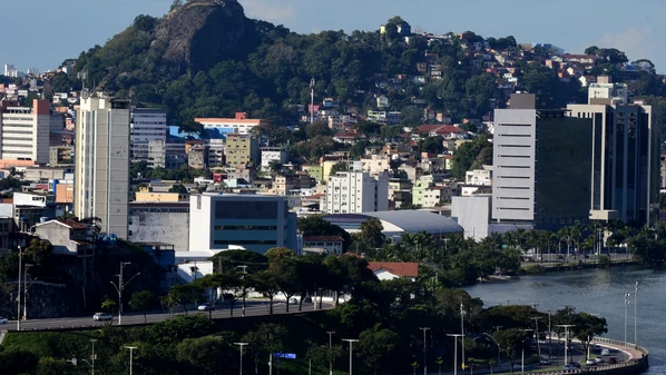 Passamos das cinco pontes e pelo cais do porto. O Palácio do Governo visto de baixo. A Praça Oito e seu relógio. Os armazéns e a Beira-Mar na direção da praia