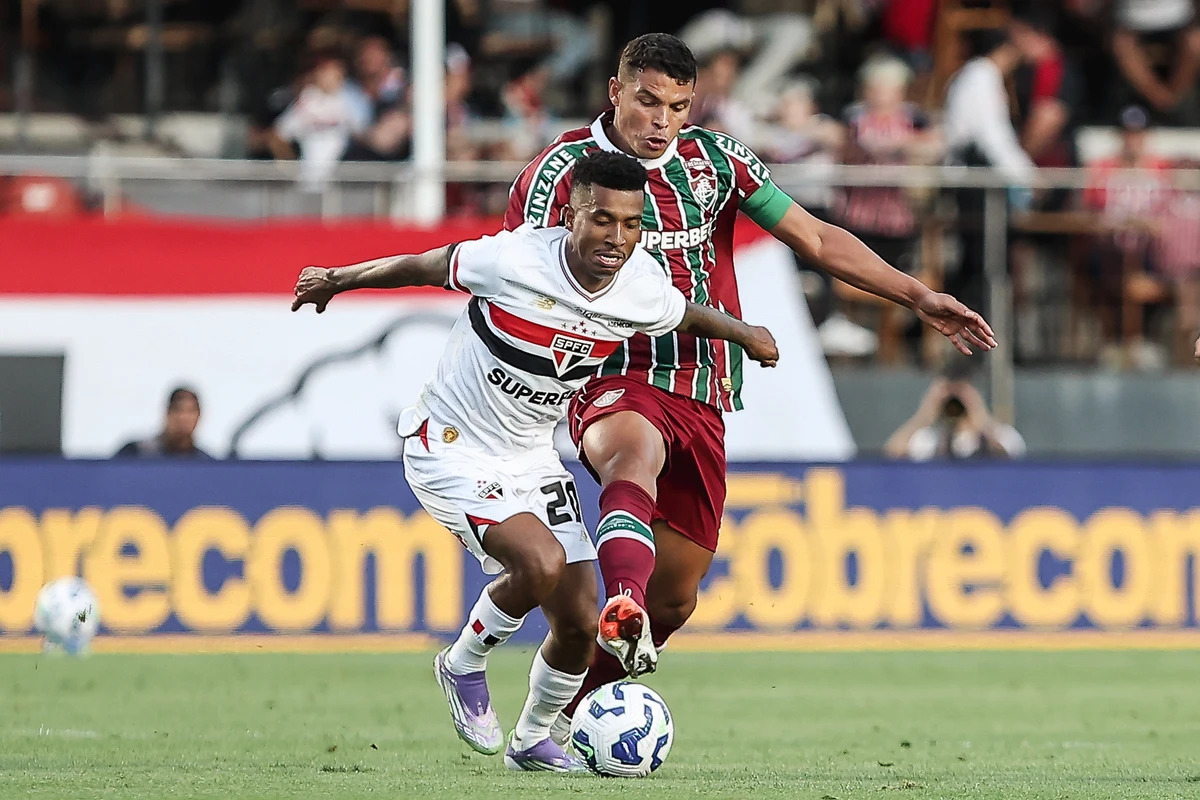 Thiago Silva teve muito trabalho com o ataque do São Paulo no Morumbis