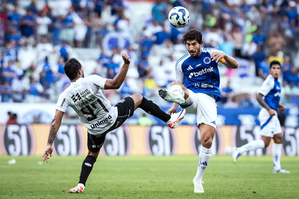 Lucas Silva, capitão da Raposa, não conseguiu conter as investidas do Ceará