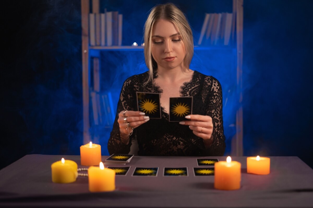 Com auxílio do tarot, é possível reconhecer padrões, acessar possibilidades e lidar com desafios de forma mais madura (Imagem: Lysenko Andrii | Shutterstock)