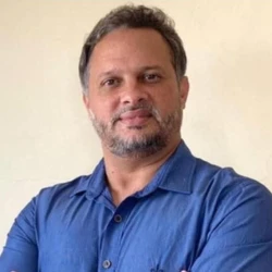 José Luiz Muniz Araújo, de 43 anos, estava de moto a caminho da casa do sogro no sábado (26). Família acredita que outro veículo tenha se envolvido no acidente e o condutor não parou para prestar socorro