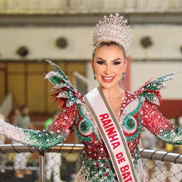 Imagem - Grávida, rainha de bateria do ES faz chá revelação durante coroação