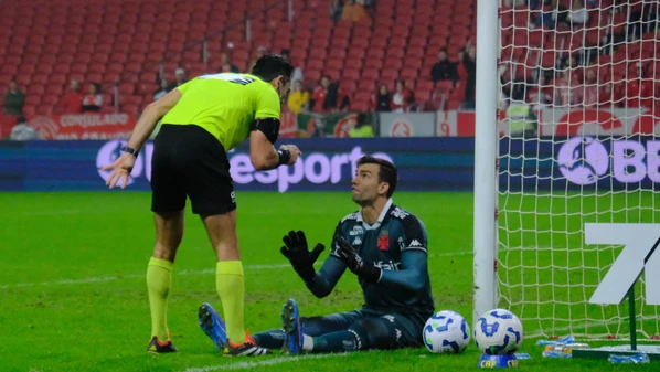 A regra diz que o goleiro deve ser atendido dentro de campo em caso de contusão, mas no caso do Léo Jardim ficou clara a intenção de ganhar tempo