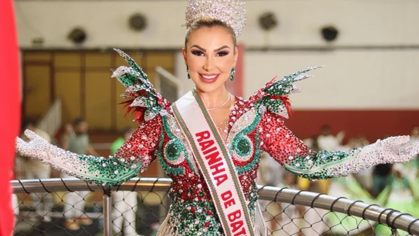 Fernanda Passon descobriu sexo do bebê em meio aos ritmistas, com fumaça e papéis