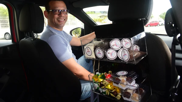 Com faturamento de até R$ 2 mil por semana, motoristas do ES transformam o carro em ponto de venda e ampliam a renda com produtos caseiros durante as corridas