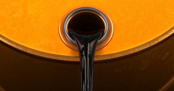 O petróleo chegou a ser negociado a US$ 85,10 por volta das 8h, alta de 9%, atingindo o maior valor desde 19 de julho de 2024. O Brent acumula alta de 12% desde o último sábado (28), quando começou a guerra no Irã