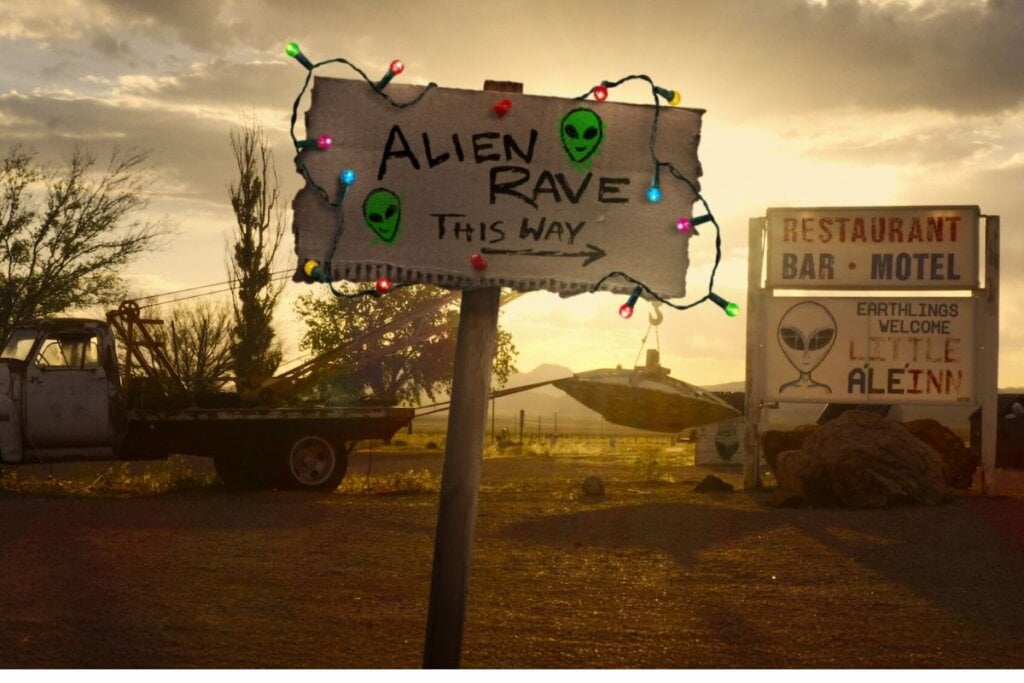 “Desastre Total: Storm Area 51” acompanha os desdobramentos curiosos após um jovem criar um evento no Facebook convidando pessoas a invadirem a Área 51 (Imagem: Reprodução digital | Netflix)