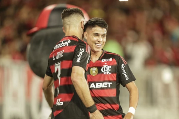 Léo Ortiz (de costas) marcou o gol da vitória do Flamengo