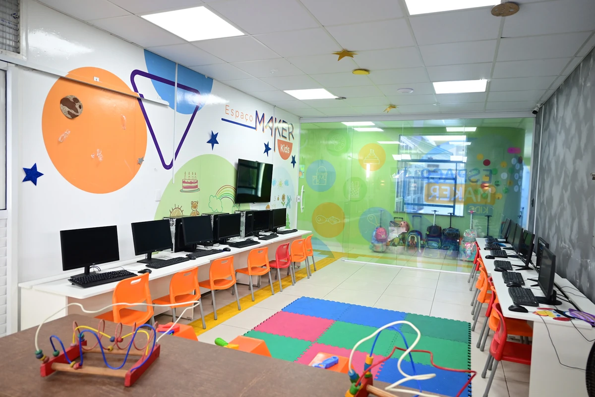 Primeiro Mundo conta com espaços como Estação Maker, que incentivam a aprendizagem dinâmica