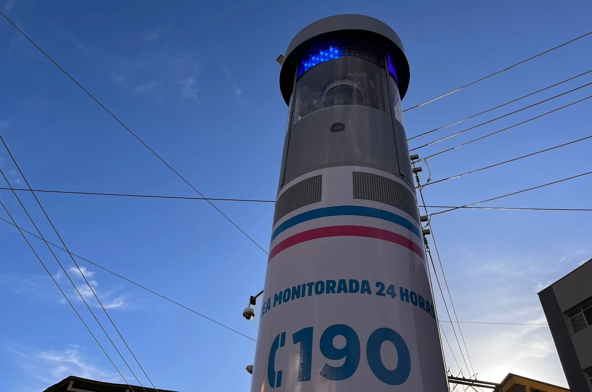 Totem de segurança é blindado e tem 4 metros de altura