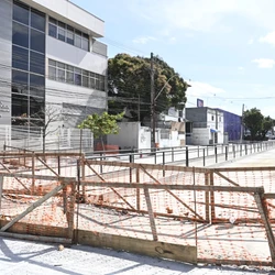 Avenida Jair Etienne Dessaune está em obras há mais de um ano e deveria ter sido entregue em maio, mas prazo já foi alterado duas vezes