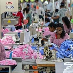 Centros de produção de roupa, como o Camboja e o Sri Lanka, dependem profundamente do mercado americano para suas exportações. Os trabalhadores do setor receiam que as novas tarifas de importação de Donald Trump possam fechar fábricas e eliminar seus empregos.