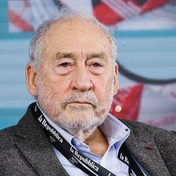 'Trump minou a democracia e o Estado de Direito nos EUA – talvez de forma irreparável. Não se deve permitir que ele faça o mesmo em outros lugares', disse Joseph Stiglitz