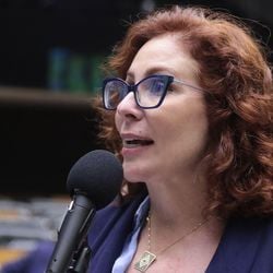 Deputada licenciada estava na lista da Interpol após ser condenada por invadir sistemas do Conselho Nacional de Justiça (CNJ), com auxílio de hacker