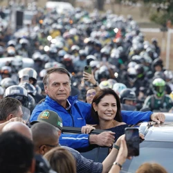 Bolsonaristas aproveitaram festival de motos e rock que já acontece na capital federal anualmente e desfilaram com buzinaço e bandeiras