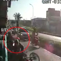 Motociclista de 33 anos morreu no local; outro ficou gravemente ferido e duas pessoas saíram ilesas, segundo a PRF e a Ecovias 101