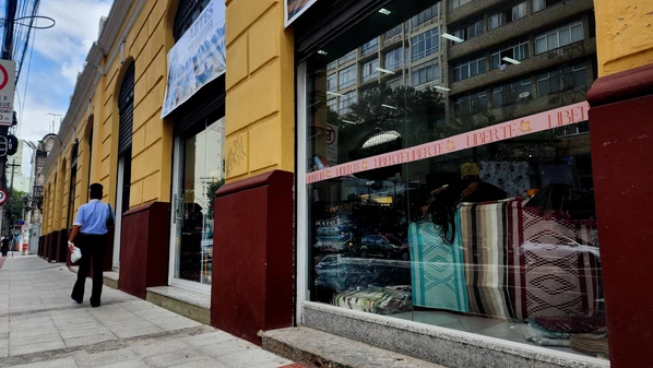 Espaço tem maioria das lojas em funcionamento e maior movimentação de clientes em estabelecimentos que ofertam artesanato, gastronomia e vestuário