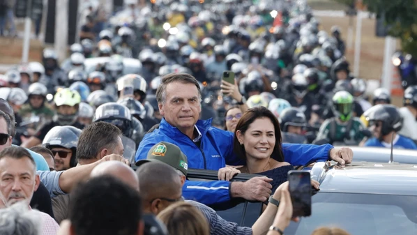 Bolsonaristas aproveitaram festival de motos e rock que já acontece na capital federal anualmente e desfilaram com buzinaço e bandeiras