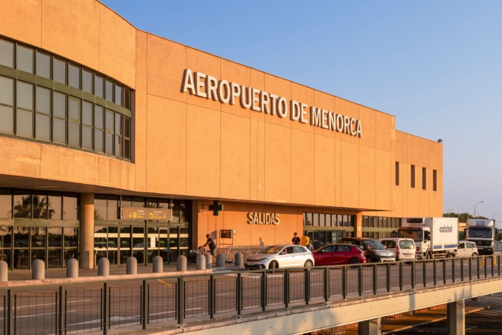 Há voos diários para o aeroporto de Menorca partindo de Madri e Barcelona (Imagem: Wolf-photography | Shutterstock)