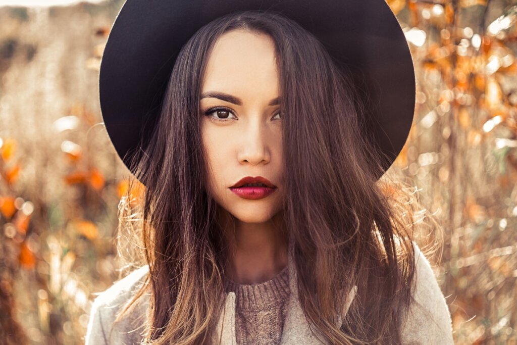 Pessoas com cartela sazonal primavera combinam com tons de vermelho puro ou alaranjado (Imagem: Nadya Korobkova | Shutterstock)