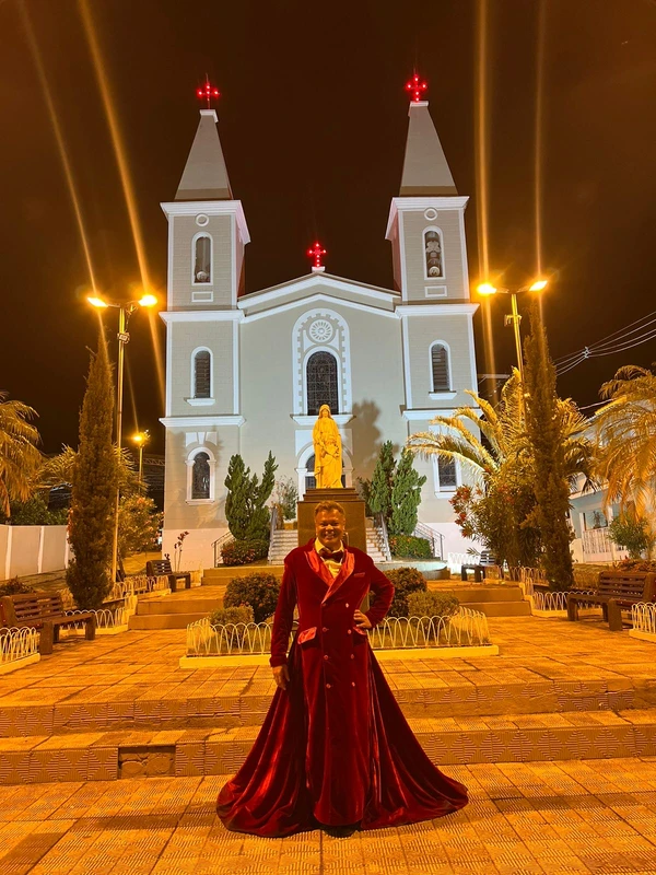 O cabeleireiro Cizo Silva brilhando em frente à Igreja Matriz de Apiacá na festa da cidade, quando foi homenageado no Baile do Apiacaense Ausente realizado pela Associação Pró-Apiacá, presidida por João Saldanha
