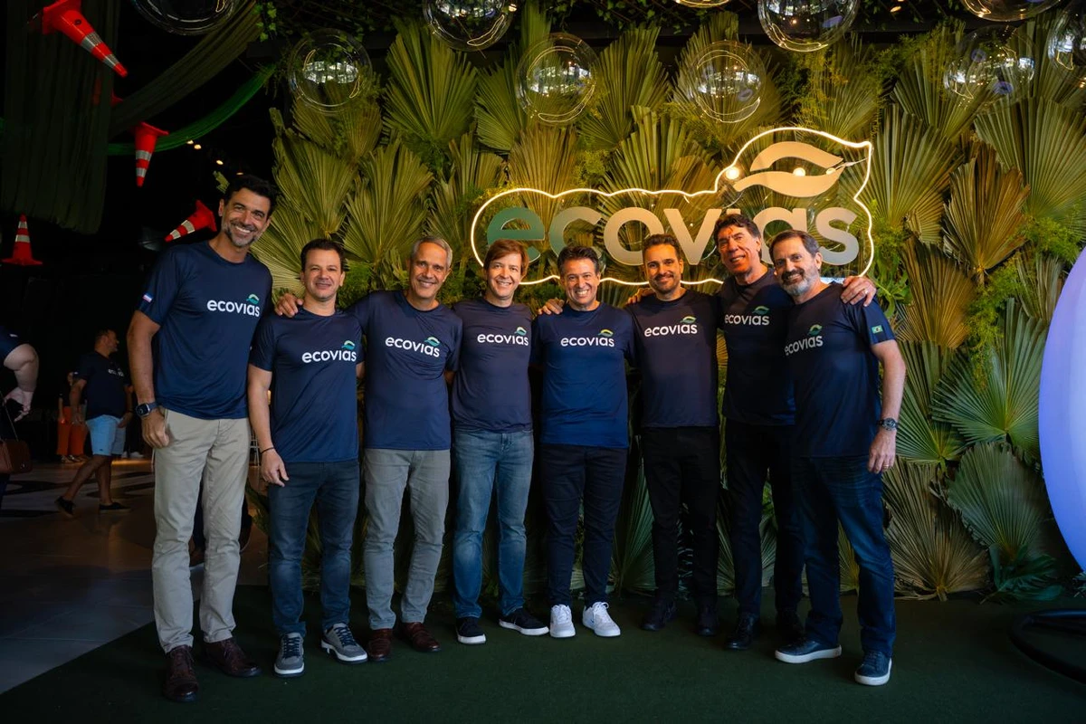 Roberto Amorim (quinto, da esquerda para a direita) cercado de vice-presidentes e diretores do grupo EcoRodovias.