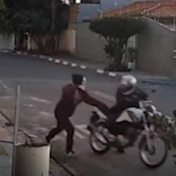 Crime ocorreu na manhã de terça-feira (29) em ponto de ônibus; assaltante ainda não foi identificado